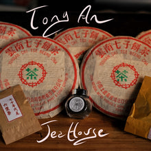 Hong Kong Curious: Roasted Oolongs & Aged Puer